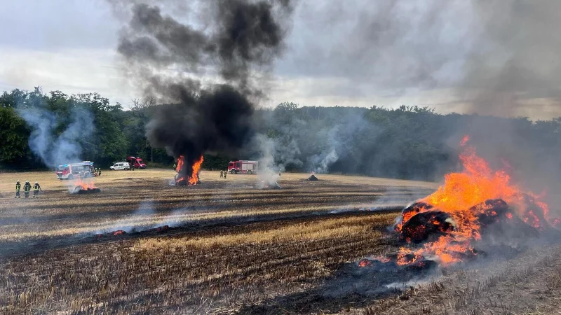 In Extertal-Rott brennen rund drei Hektar Ackerfläche, mehrere Rundballen und eine landwirtschaftliche Ballenpresse. - © Feuerwehr Extertal