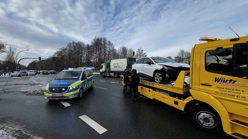 Die Unfallwagen werden abgeschleppt. - &copy; Seda Hagemann