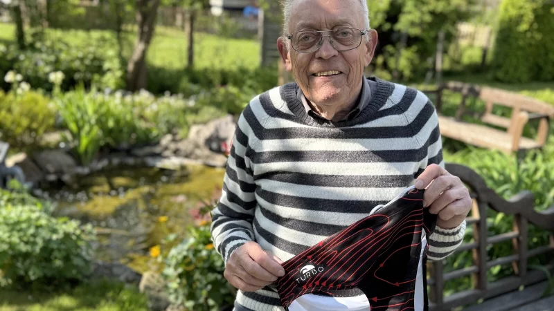 Schwimm-Fan Hasso-Rüdiger Tretow hat seine Badehose stets griffbereit. - © Sandra Castrup