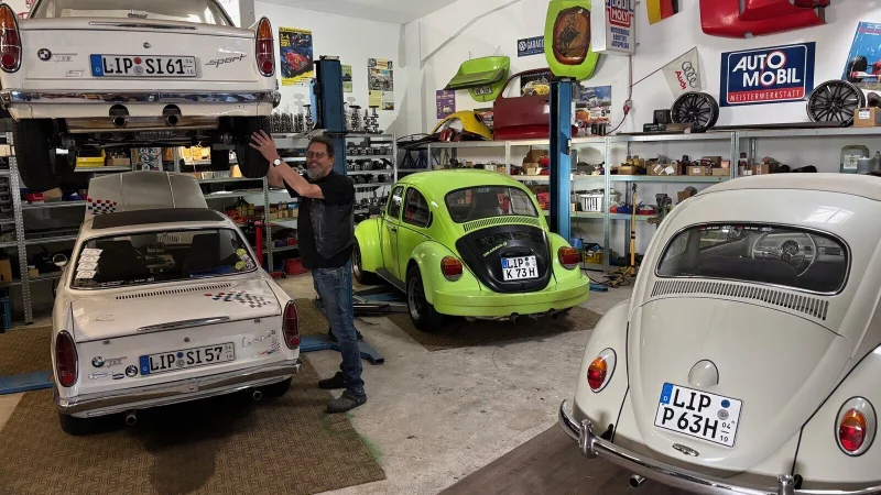 Klaus Siekmann mit vier seiner "Schätzchen" auf vier Rädern, die ebenfalls am 29. Mai zu besichtigen sind. - © Thomas Reineke