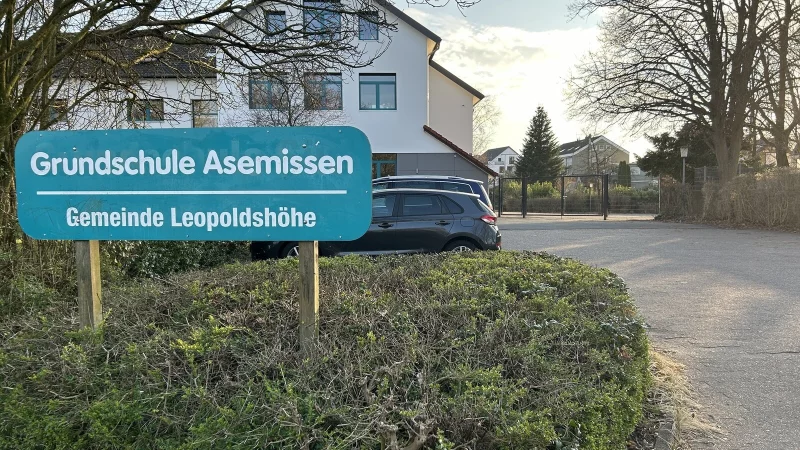 Eine Containeranlage auf dem Sportplatz der Grundschule Asemissen soll das Platzproblem lösen, bis der Neubau steht. Foto: Anna Lena Hinder - © Anna Lena Hinder