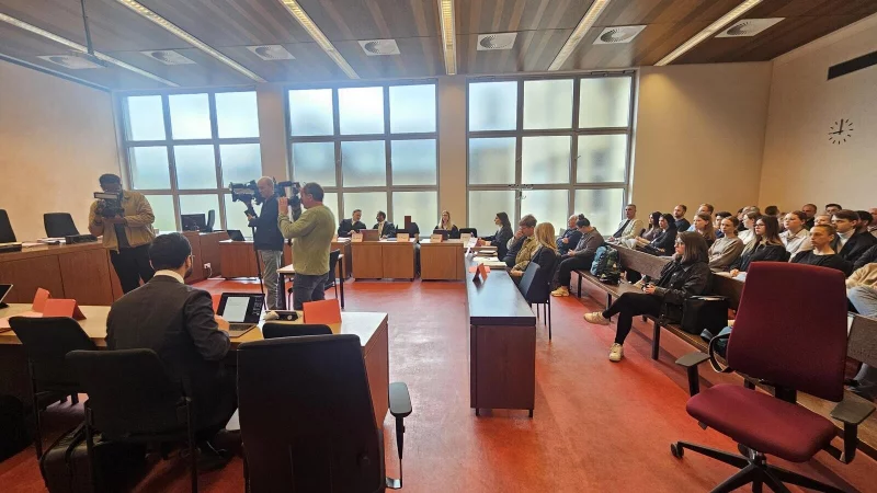 Die Ruhe vor dem Sturm: Es wird für alle Beteiligten ein anstregender Prozessauftakt. - © Janet König