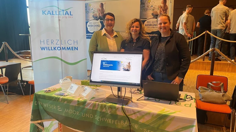 Ramona Lampe, Tina Meyer, Claudia Kohlst&auml;dt (von links) stellen den Ausbildungsatlas vor. - &copy; Gemeinde Kalletal