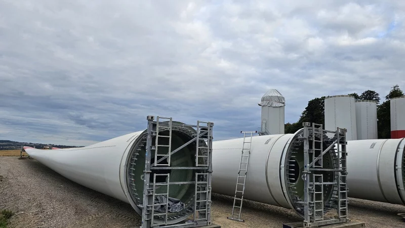 Diese Bauteile für Windräder sind an die Linderbrucher Straße in Extertal geliefert worden. - © Astrid Sewing
