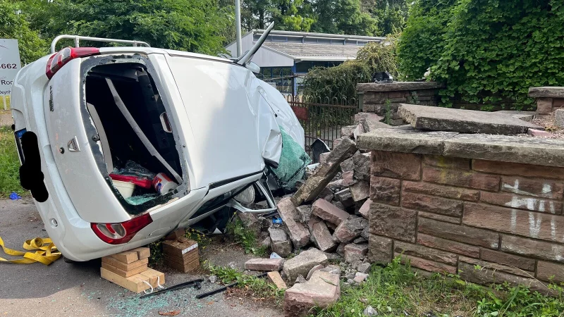 Das Auto der 30-Jährigen fuhr gegen eine Mauer. - © Feuerwehr Bad Oeynhausen