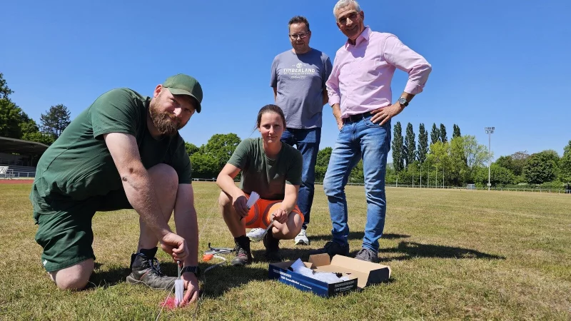 Die Mitarbeiter des Bauhofs, Marian Kinski (links) und Vanessa L&uuml;kemann, markieren die Begrenzungslinie f&uuml;r das American-Football-Spielfeld. Bauhofleiter Leif Salitter und Beigeordneter Thorsten Paulussen (rechts) freuen sich, dass das Stadion am Werreanger k&uuml;nftig noch mehr genutzt wird. Die White Hawks laden hier zu ihren Heimspielen ein. - &copy; Astrid Sewing
