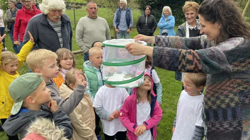 Begeistert schauen sich Kinder und Großeltern die Schmetterlinge in ihrer Voliere an. - © Fotorechte: Kita Wichtelnest