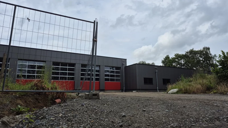 Das Gerätehaus nimmt inzwischen mehr und mehr Form an. Reibungslos lief der Bau aber von Anfang an nicht. - © Lorraine Brinkmann