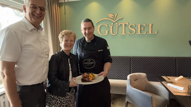 Andreas und Andrea Kerkhoff präsentieren mit Küchenchef Fabian Obst das westfälische Rumpsteak. - © Carolin Nieder-Entgelmeier