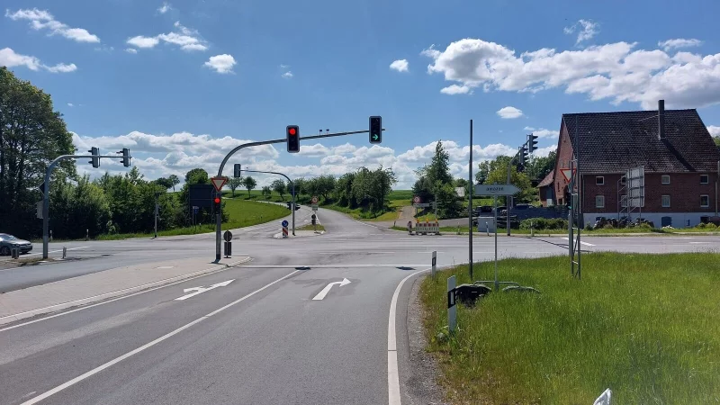 Die fehlerhaften Markierungen sind ausgemerzt. Nun fehlen auf der B239 an der Kreuzung von der Ostwestfalenstraße kommend zum Industriepark Lippe noch Beschilderungen. - © Jörg Flintrop/Stadt Horn-Bad Meinberg