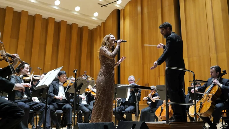Weihnachtskonzert der NWD. Sopranistin Laetitia Gerads versetzt mit der NWD unter Leitung von Markus Huber in gro&szlig;er B&uuml;hnenpr&auml;senz und Musikalit&auml;t rund 900 G&auml;ste in weihnachtliche Stimmung. - &copy; Thomas Kr&uuml;gler