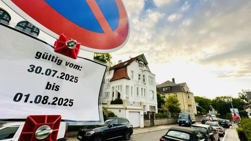 Ein Relikt des Ansto&szlig;es steht noch an Ort und Stelle, allerdings au&szlig;er Dienst gestellt, demonstrativ mit dem R&uuml;cken zum ruhenden Verkehr. - &copy; Stefan Becker