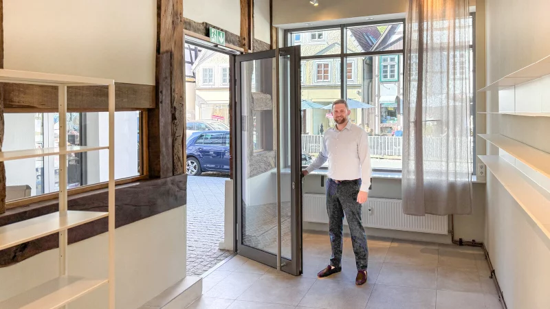 Maximilian Seidel, kaufmännischer Vorstand der Lebenshilfe Detmold, in den Räumlichkeiten an der Krummen Straße. - © Tom Flügge