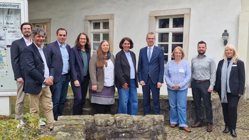 Diskutierten beim Kommunalen Forum in Schieder-Schwalenberg (von links): Dr. Jan Henrik Schr&ouml;der (Statistikstelle des Kreises Lippe), Manfred Neumann (Jobcenter Kreis Lippe), B&uuml;rgermeister Torben Blome (Stadt L&uuml;gde), Dr. Claudia B&ouml;hm-Kasper (Bildungsmonitoring und Regionales Bildungsnetzwerk), Janine T&ouml;lle (&Auml;rztin, Fachgebietsleitung Kinder- und Jugendgesundheit), Ulrike Glathe (Fachbereichsleitung Jugend und Familie), B&uuml;rgermeister J&ouml;rg Bierwirth (Stadt Schieder-Schwalenberg), Britta Grebe (Familienfreundlicher Kreis, Fr&uuml;he Hilfen beim Kreis Lippe), Mathias Koch (Fachbereichsleiter Ordnung und Soziales, Stadt Schieder-Schwalenberg) und Margit Monika Hahn (Koordinierungsstelle Kommunale Pr&auml;ventionsketten des Kreises Lippe). - &copy; Kreis Lippe