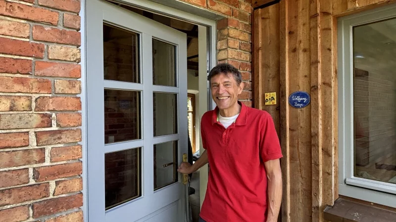 Hereinspaziert ins kleine Eigenheim! Wolfgang Beuge zieht bald in den zum Tiny House umgebauten Schweinestall. Zum Tag der Architektur gewährt der Versmolder allen Interessierten Einblicke in sein Mini-Haus. - © Tasja Klusmeyer