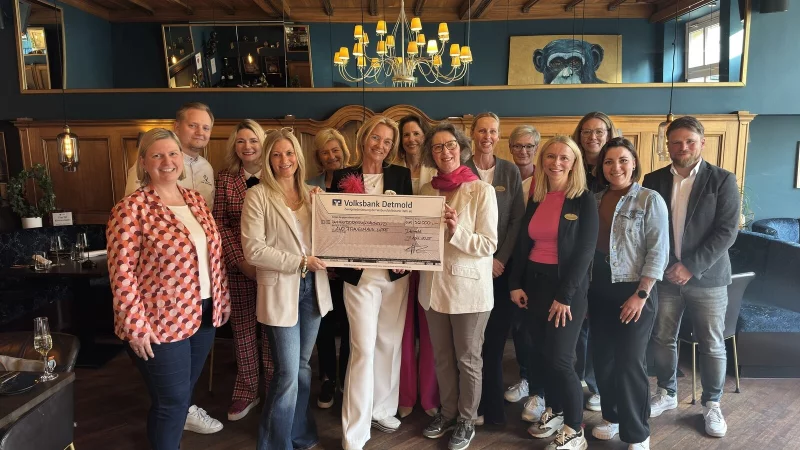 Mitglieder des Inner Wheel Clubs Detmold-Blomberg &uuml;bergeben zusammen mit Vertretern der Sponsoren Spende an das AWO Frauenhaus im Detmolder Hof: (von links): Indra K&ouml;ller (Verbund Volksbank OWL Eg), Jan Diekjobst (Detmolder Hof), Franziska Louis, Nicole Vogelsang, Dagmar Schipmann, Pr&auml;sidentin Sylvia K&uuml;nnemeyer, Kathrin Lampe (alle IWC Detmold-Blomberg), Stefanie Nowak-Thorm&auml;hlen (Leiterin AWO Frauenhaus), Petra Barbenheim, Astrid Bierwirth (IWC Detmold-Blomberg), Dr. Doreen Altenfeld-Schwalbe (Zahnzentrum Lippe), Svenja Sch&uuml;rmann, Sina F&uuml;hring, Marc Landermann (Weidm&uuml;ller). - &copy; Inner Wheel Club Detmold-Blomberg