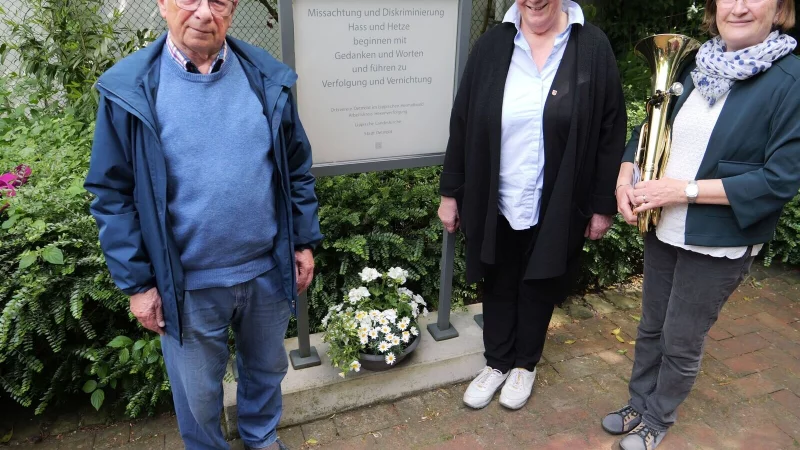Gedenken für Opfer der Hexenverfolgung am Detmolder Mahnmal. Mt Martin Hankemeier, Christ-Dore Richter und Eva Kauer (von links). - © Thomas Krügler