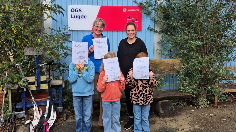 Spitzenleistung der OGS-Kinder aus Lügde: Stefanie Maltzahn vom Nabu Bad Pyrmont (hinten, von links) freut sich über die von OGS-Koordinatorin Melanie Köchling überreichte Spende für den Hummelpfad in Bad Pyrmont. - © Johanniter Lippe-Höxter