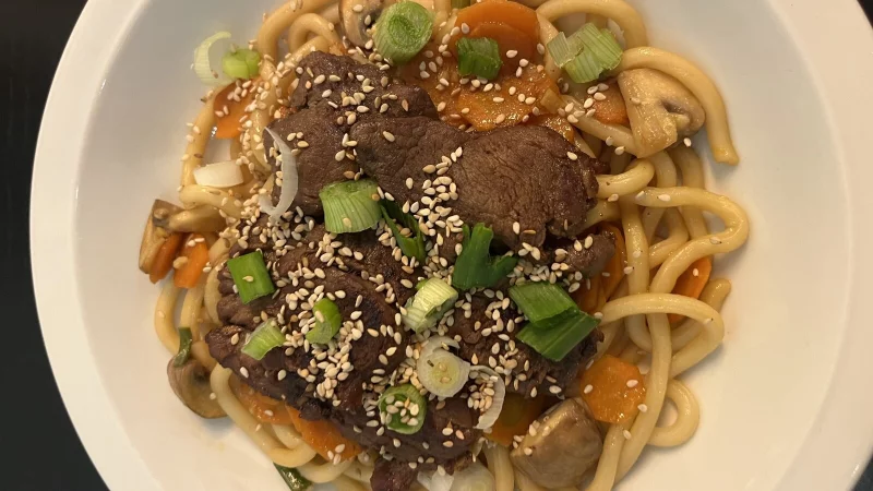 Wild geht immer nur klassisch mit Wacholderbeere und Rotkohl? Von wegen! Theo Sürmann zeigt eine moderne Interpretation - Wildschwein mit Udonnudeln. - © Theo Sürmann