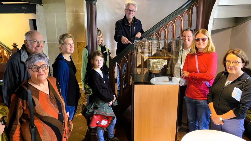Einen Sensationsfund stellte Pfarrer Uwe Sundermann den Besuchern beim Tag des offenen Denkmals in einer Vitrine in der Alexanderkirche vor &ndash; ein steinernes Kapitell, das mehr als 1000 Jahre alt ist und das die Geschichte der Kirche in einem neuen Licht erscheinen l&auml;sst. Fotos: Horst Biere - &copy; Horst Biere