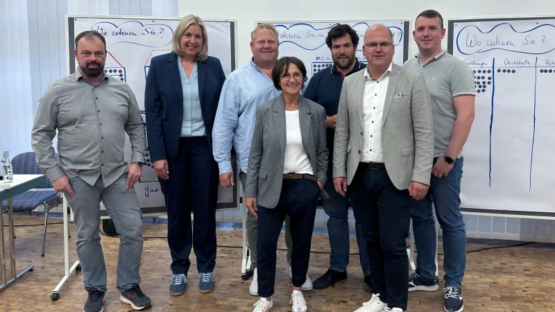 Gemeinsam haben (von links) Matthias Ansbach, Iris Brockmeier, Henning Schwarze, Petra Schepsmeier, Sebastian Hund, B&uuml;rgermeister Marcus P&uuml;ster und Philipp Peters die Schl&auml;nger &uuml;ber die Kommunale W&auml;rmeplanung informiert. - &copy; Gemeinde Schlangen