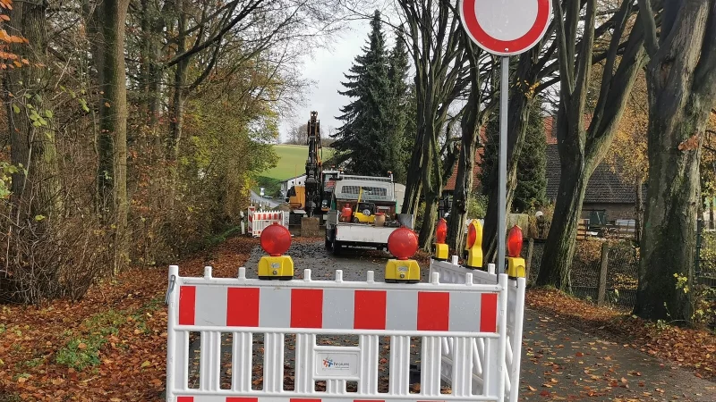 Durchfahrt verboten in Sibbentrup. Fu&szlig;g&auml;nger d&uuml;rfen aber laut Stra&szlig;enverkehrsrecht passieren. Weil eine klebrige Chemikalie eingesetzt wird, sorgte sich ein Anwohner um m&ouml;gliche Sch&auml;den. - &copy; Sylvia Frevert