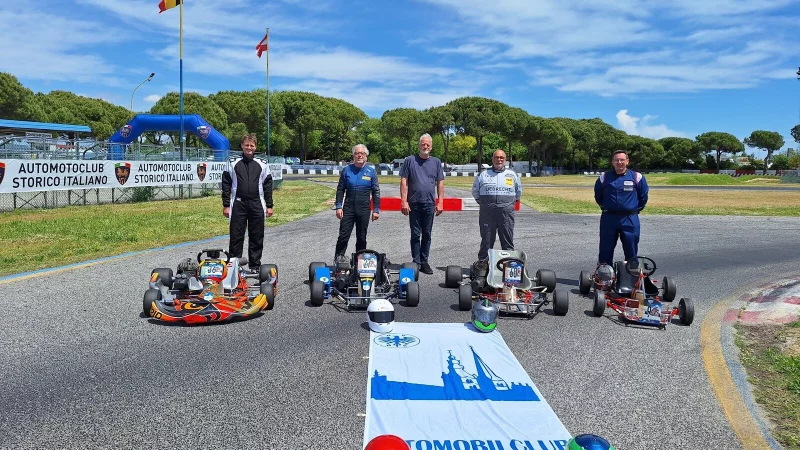 Rollten in Jesolo die AC-Lemgo-Fahne aus: Fabio Welslau (von links), Frank Borchelt, Christian Strohdiek, Rolf-Michael Siepert und Thomas Kracht. - © AC Lemgo