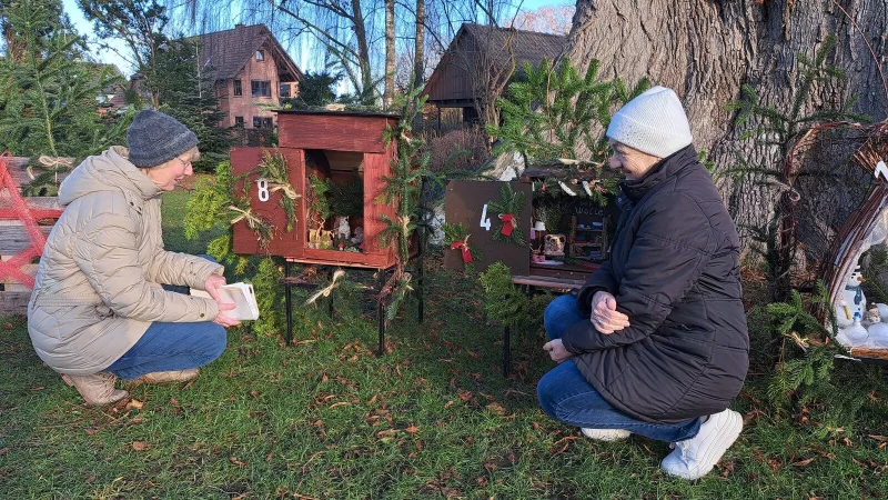 Annette Tintel (links) und Rita Hinkel betrachten die kleinen H&auml;user. Jedes beeinhaltet ein eigenes Thema. - &copy; Carolin Brokmann-F&ouml;rster