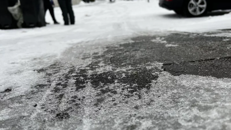 Die Temperaturen steigen zwar langsam, aber die Stra&szlig;en sind nach wie vor vereist. - &copy; Seda Hagemann