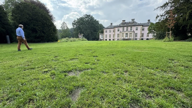 Stefan Wiesekopsieker auf dem Rasen vor dem Schloss Stietencron in Sch&ouml;tmar. - &copy; Sven Kienscherf