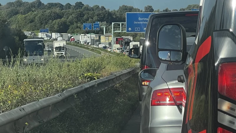 Nach einem Unfall zwischen den Anschlussstellen Herford-Bad Salzuflen und Ostwestfalen-Lippe staut sich der Verkehr auf der A2. - © Nico Buchholz