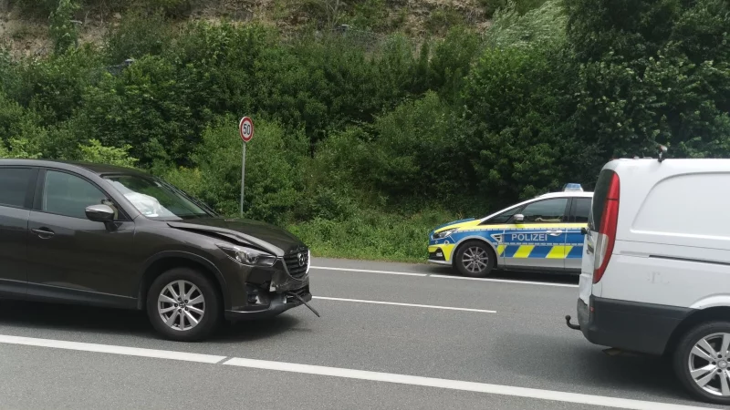 Zwei Autos sind auf der Nalhofstraße zusammengestoßen. - © Sylvia Frevert