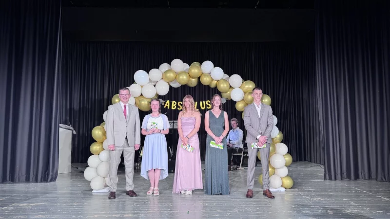 Schulleiter Jürgen Franke zeichnet Jovita Page Walker (10A), Jacqueline Henke (10B), Paulina Schildknecht (10C) und Darius Riesen (10D) als Klassenbeste aus. - © Realschule Lage