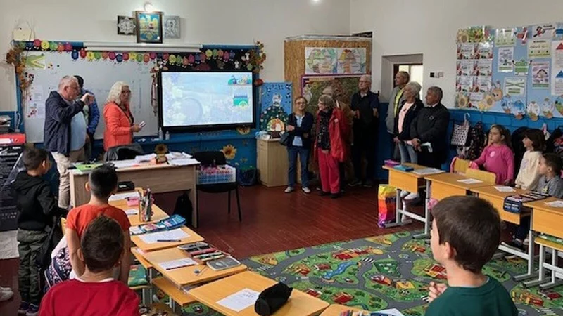 In der Dorfschule von Agarbiciu wurde die Besuchergruppe herzlich begr&uuml;&szlig;t. Foto: Hilfsorganisation - &copy; Hilfsorganisation