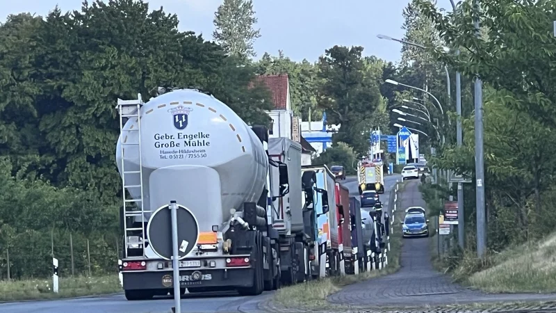 Auf der Schiederstraße in Blomberg ist es am frühen Dienstagmorgen zu einem Unfall gekommen. - © Seda Hagemann