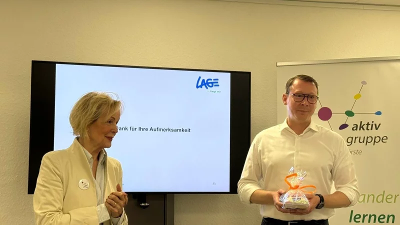 Vereinsvorsitzende Gudrun Kopp und Fachgruppenleiter Diemo Dölle referieren zum Thema Flüchtlingsunterbringung. - © aktivGruppe Hörste