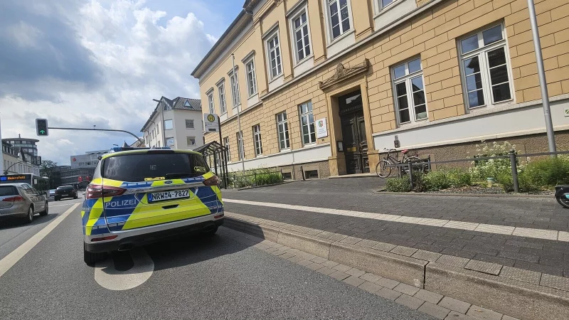 Die Sicherheitsvorkehhrungen zum Prozessauftakt rund um den Mordfall Bachstraße sind strenger als gewöhnlich. Ein Polizeiwagen bewacht das Gerichtsgebäude. - © Janet König