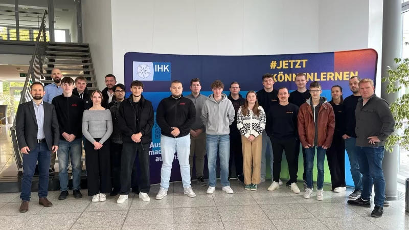 Die Auszubildenden freuen sich mit ihren Betreuerinnen und Betreuern &uuml;ber den Projektstart. - &copy; IHK Lippe