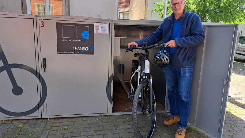 Lemgos Radverkehrsbeauftragter Gerhard Reineke hat die Fahrradboxen schon getestet. - © Stadt Lemgo