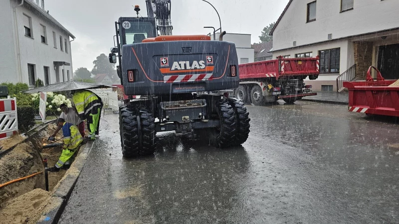 Die Zahl der Arbeiter wurde inzwischen verdoppelt, sodass es auf der Baustelle schneller vorangehen soll. - &copy; Astrid Sewing