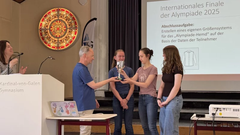 Den Pokal nehmen (von rechts) Anna Welling, Jule Wiechers und Hanna Toeberg entgegen. - &copy; Gymnasium Steinheim