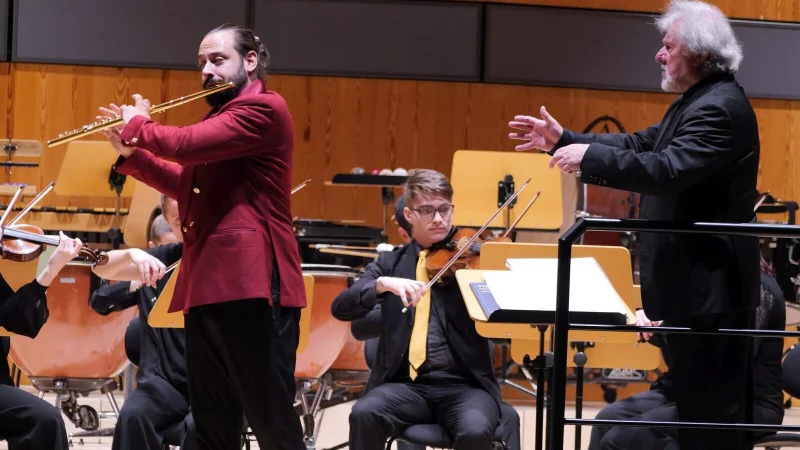 Konzert voller Überraschungen. Soloflötist Stathis Karapanos brilliert mit dem DKO unter Leitung von Daniel Stabrawa im Konzerthaus. - © Thomas Krügler
