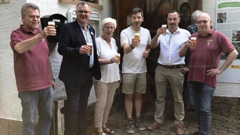 Vertreter der Schwalenberger Brauzunft k&ouml;nnen jetzt richtig loslegen, ein dicker Batzen F&ouml;rdergeld wird sie bei der Erweiterung des Brauhauses unterst&uuml;tzen. - &copy; Schwalenberger Brauzunft