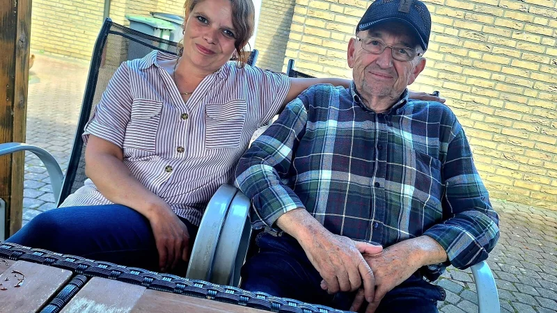 Stefanie Perrey und ihr Opa Wilfried Tölle erzählen die kuriose Geschichte, die ihnen widerfahren ist. - © Peter Heidbrink