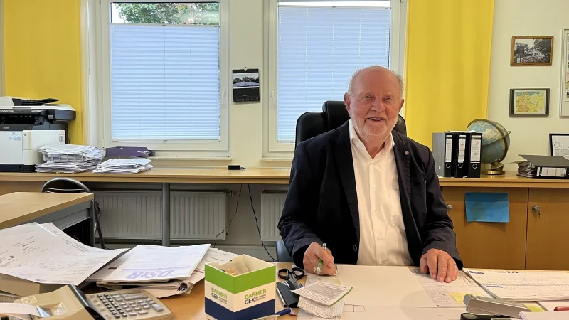 F&uuml;r Eberhard Schr&ouml;der ist die gleichnamige Steuerkanzlei sein Lebenswerk. Daher m&ouml;chte er auch nach seinem 80. Geburtstag seinen Schreibtisch an der Hauptstra&szlig;e 18 in H&uuml;llhorst noch nicht komplett r&auml;umen - &copy; Amelie Halstenberg