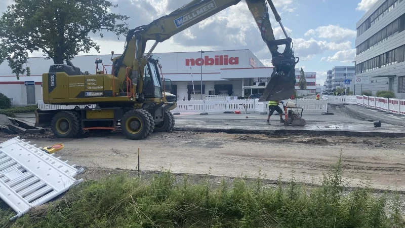 Direkt vor dem Haupteingang von Nobilia im Kreis G&uuml;tersloh wird aktuell die Waldstra&szlig;e auf 320 Metern L&auml;nge vollst&auml;ndig saniert. - &copy; Markus Voss