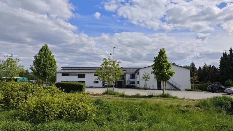 Die „Appelbude“, hier bringt die Obstplantage Wittrock ihre Erntehelferinnen und -helfer unter. Außerhalb der Saison können auch andere hier eine oder mehrere Nächte verbringen. - © Svenja Ludwig