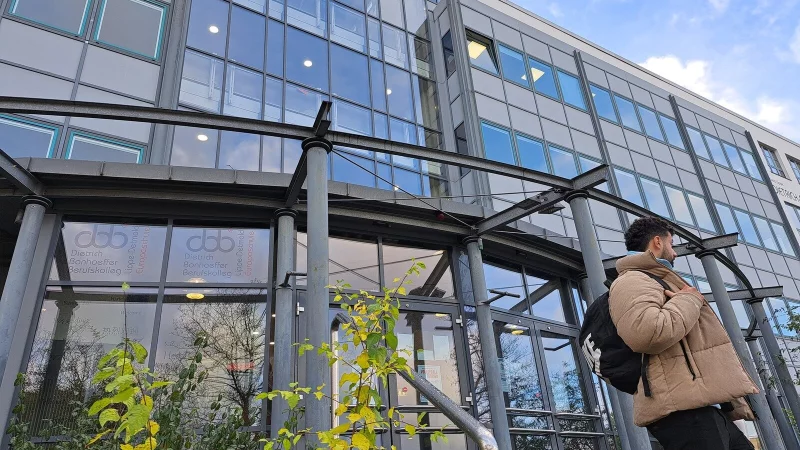 Die FDP Lippe fordert eine Modernisierung von Berufskollegs - das Bild zeigt das Dietrich-Bonhoeffer-Berufskolleg des Kreises Lippe. Es ist kaufmännisch ausgerichtet. - © Carolin Brokmann-Förster