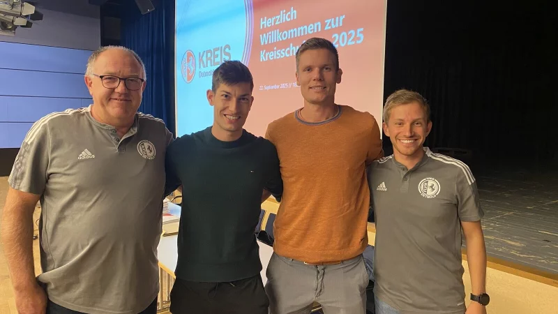 Dr. Florian Exner (Zweiter von rechts) mit (von links) Schiri-Boss Udo Schlingmann, Verbandsschiedsrichterlehrwart Nils Hasse und Kreis-Lehrwart Justin Bardhan. - &copy; Sebastian Lucas