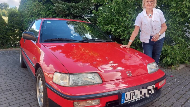 Seit 32 Jahren ist Elke Nolte mit ihrem Honda CRX auf Lippes Stra&szlig;en unterwegs. Am liebsten f&auml;hrt sie allein und h&ouml;rt dabei die "Toten Hosen" - aber laut muss es sein. - &copy; Michaela Wei&szlig;e